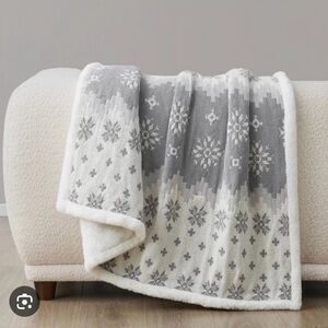 Cozy Snowflake Pattern Holiday Throw Blanket - Gray and White